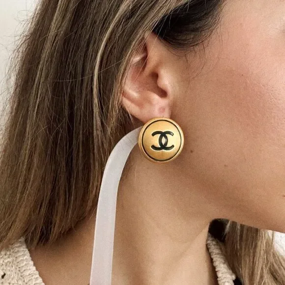 100% Authentic CHANEL Vintage Enamel Clip On Earrings 24k Gold Plated - Picture 1 of 4